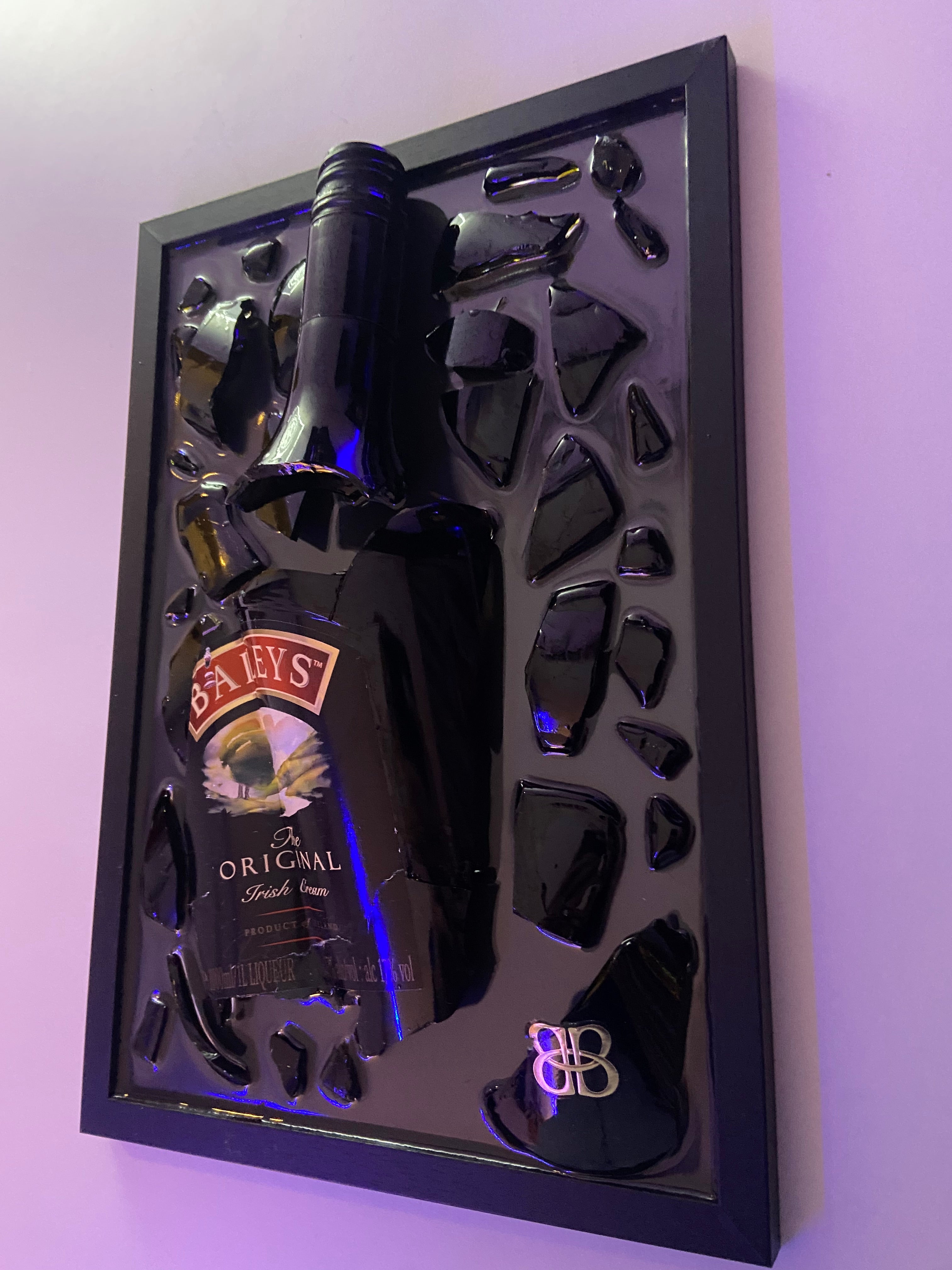 Kunst mit zerbrochenen Flaschen, Baileys