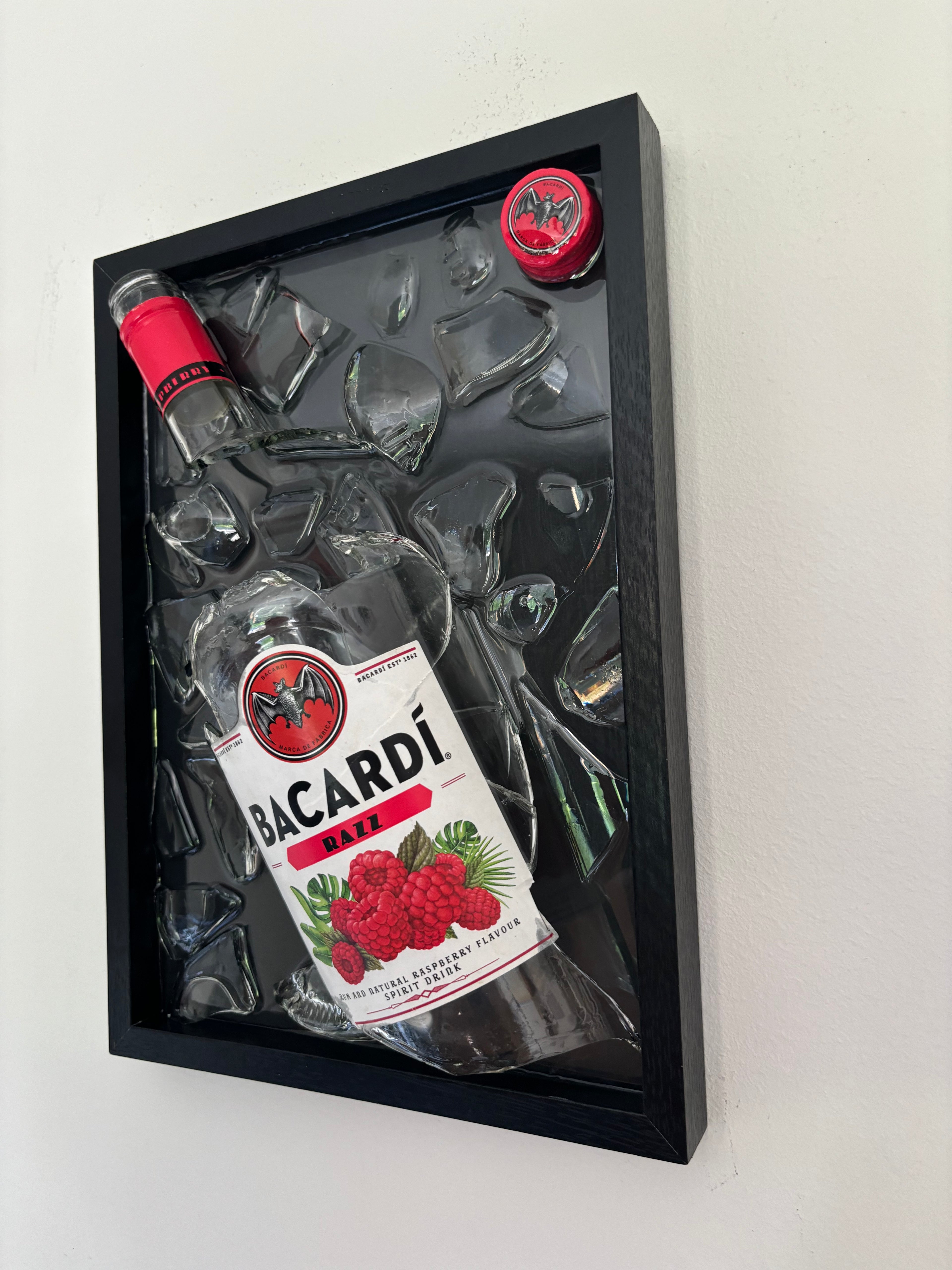 Kunst mit zerbrochenen Flaschen, Bacardi Razz