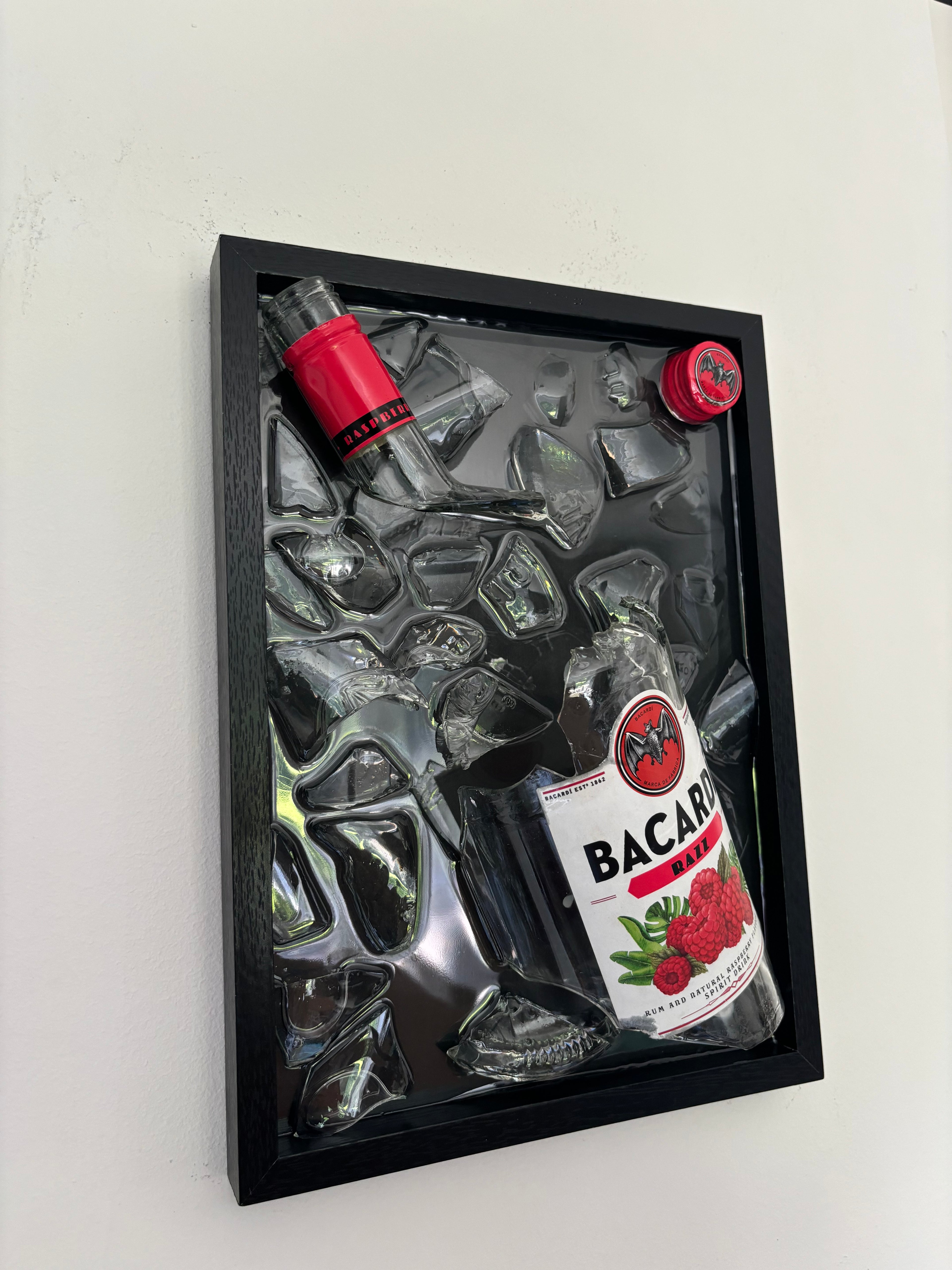 Kunst mit zerbrochenen Flaschen, Bacardi Razz