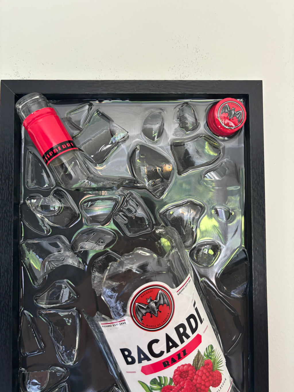Kunst mit zerbrochenen Flaschen, Bacardi Razz