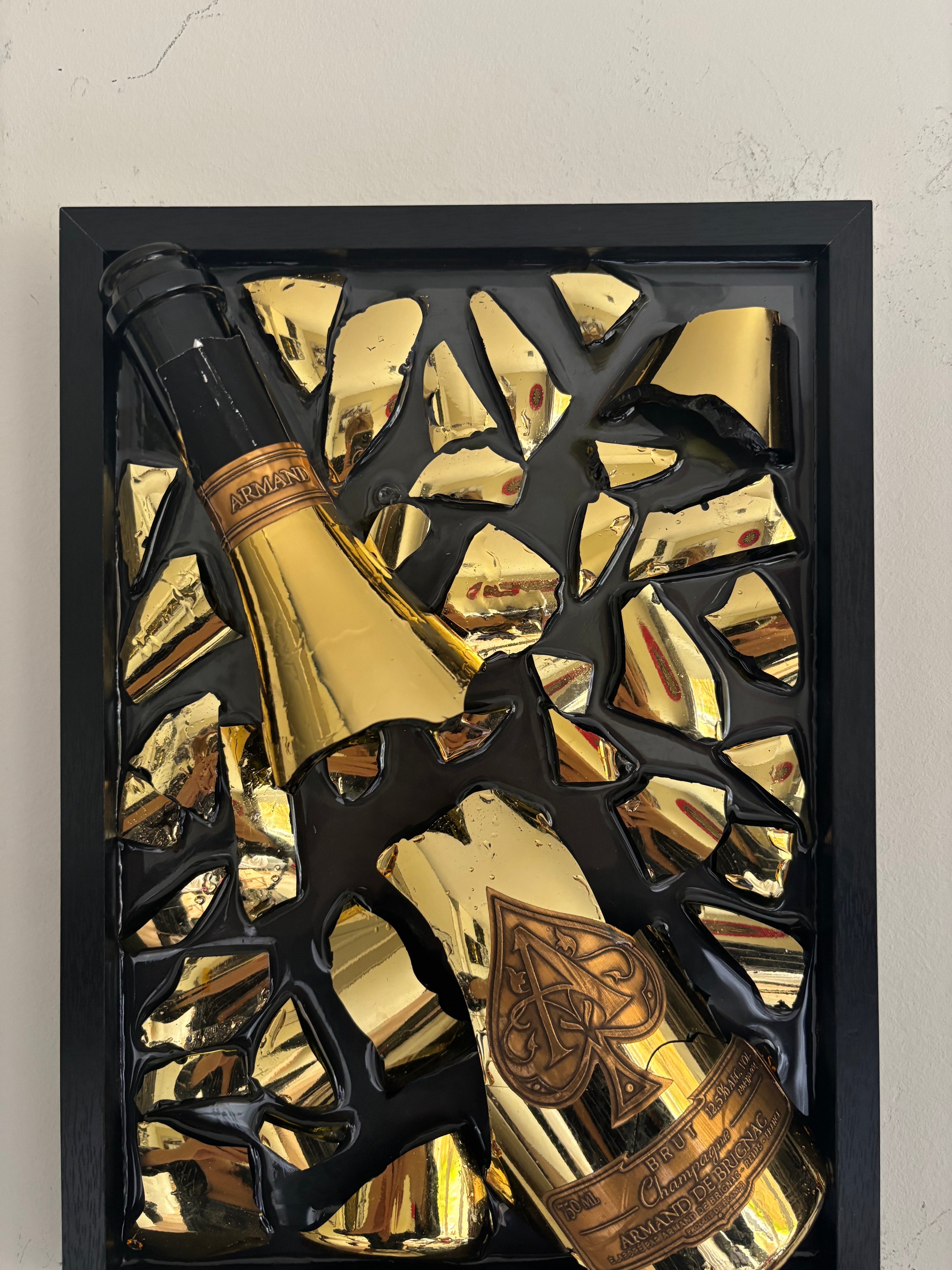 Kunst aus zerbrochenen Flaschen, Armand De Brignac