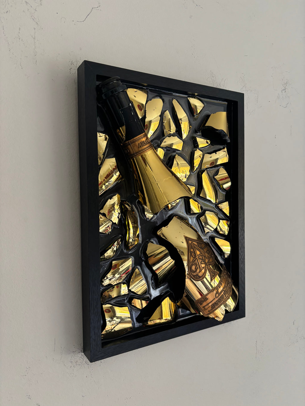 Kunst aus zerbrochenen Flaschen, Armand De Brignac