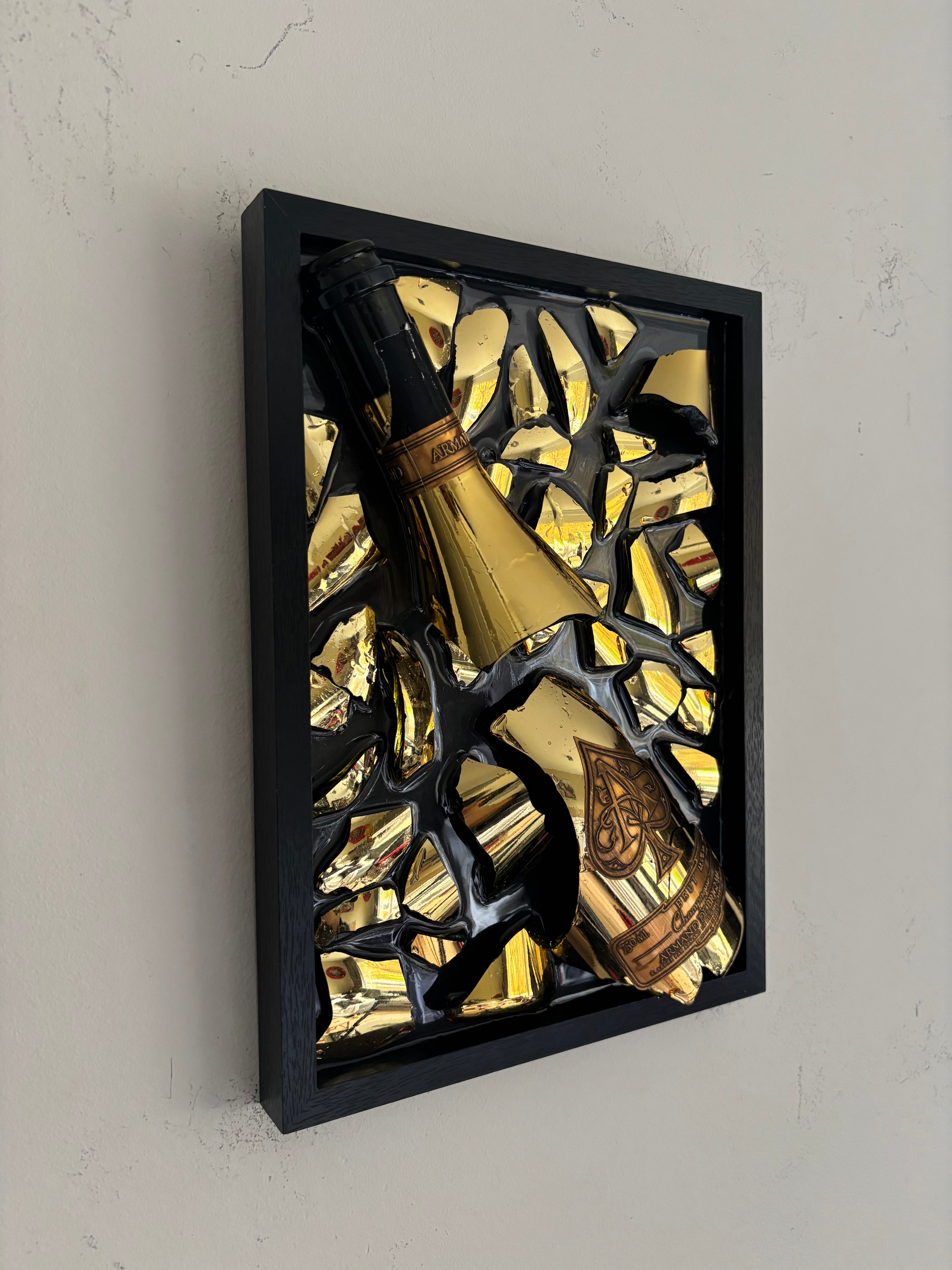 Kunst aus zerbrochenen Flaschen, Armand De Brignac