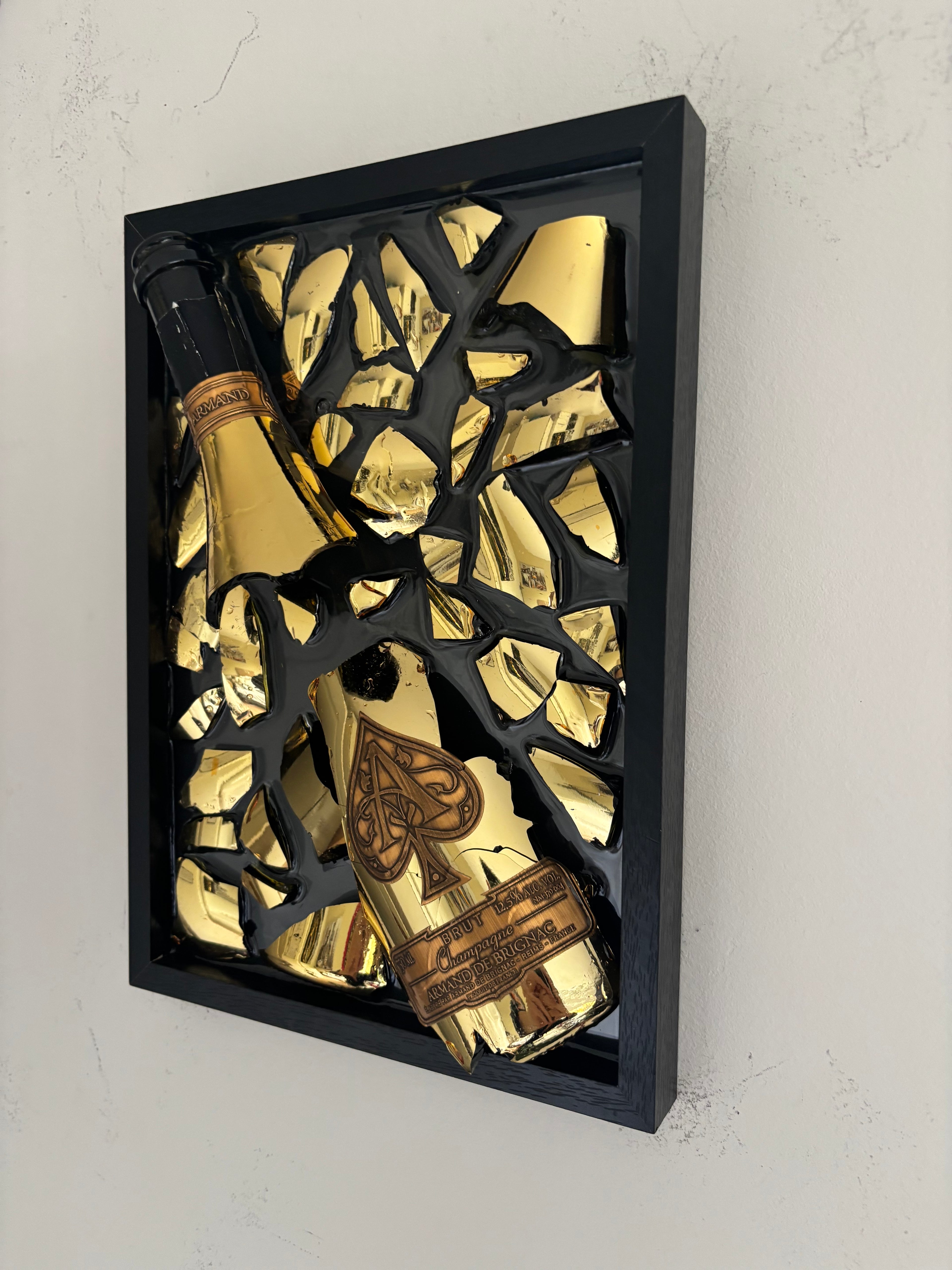 Kunst aus zerbrochenen Flaschen, Armand De Brignac