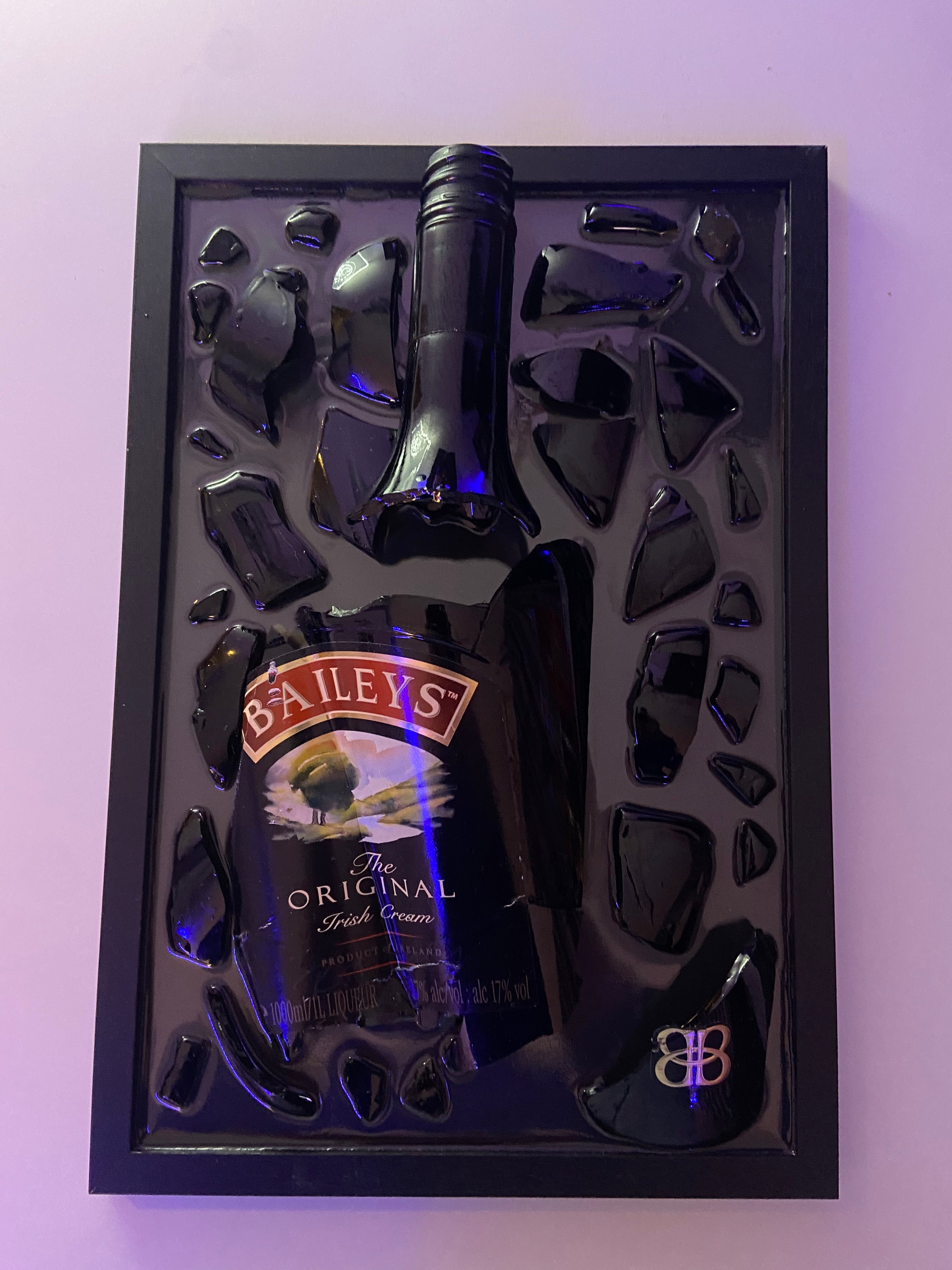 Kunst mit zerbrochenen Flaschen, Baileys