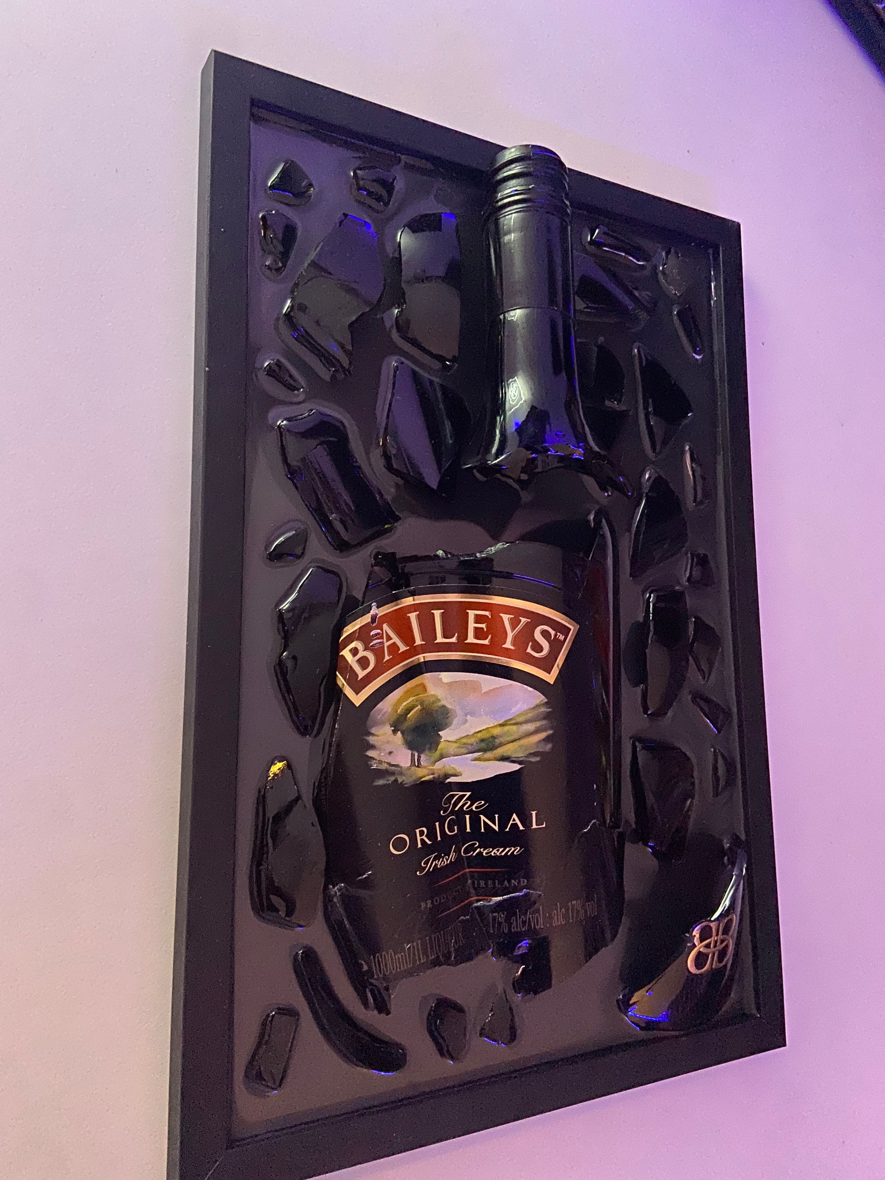 Kunst mit zerbrochenen Flaschen, Baileys
