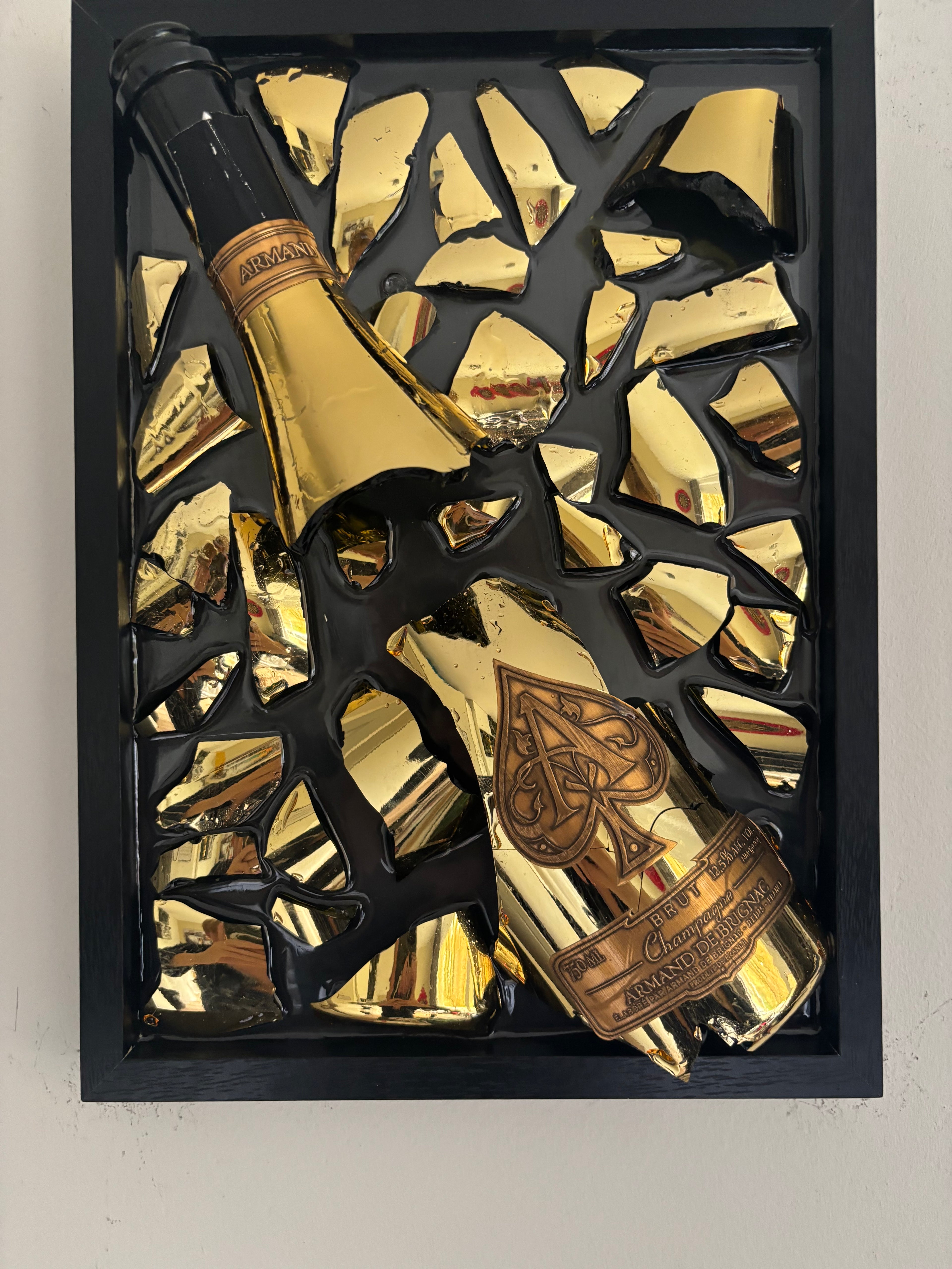 Kunst aus zerbrochenen Flaschen, Armand De Brignac