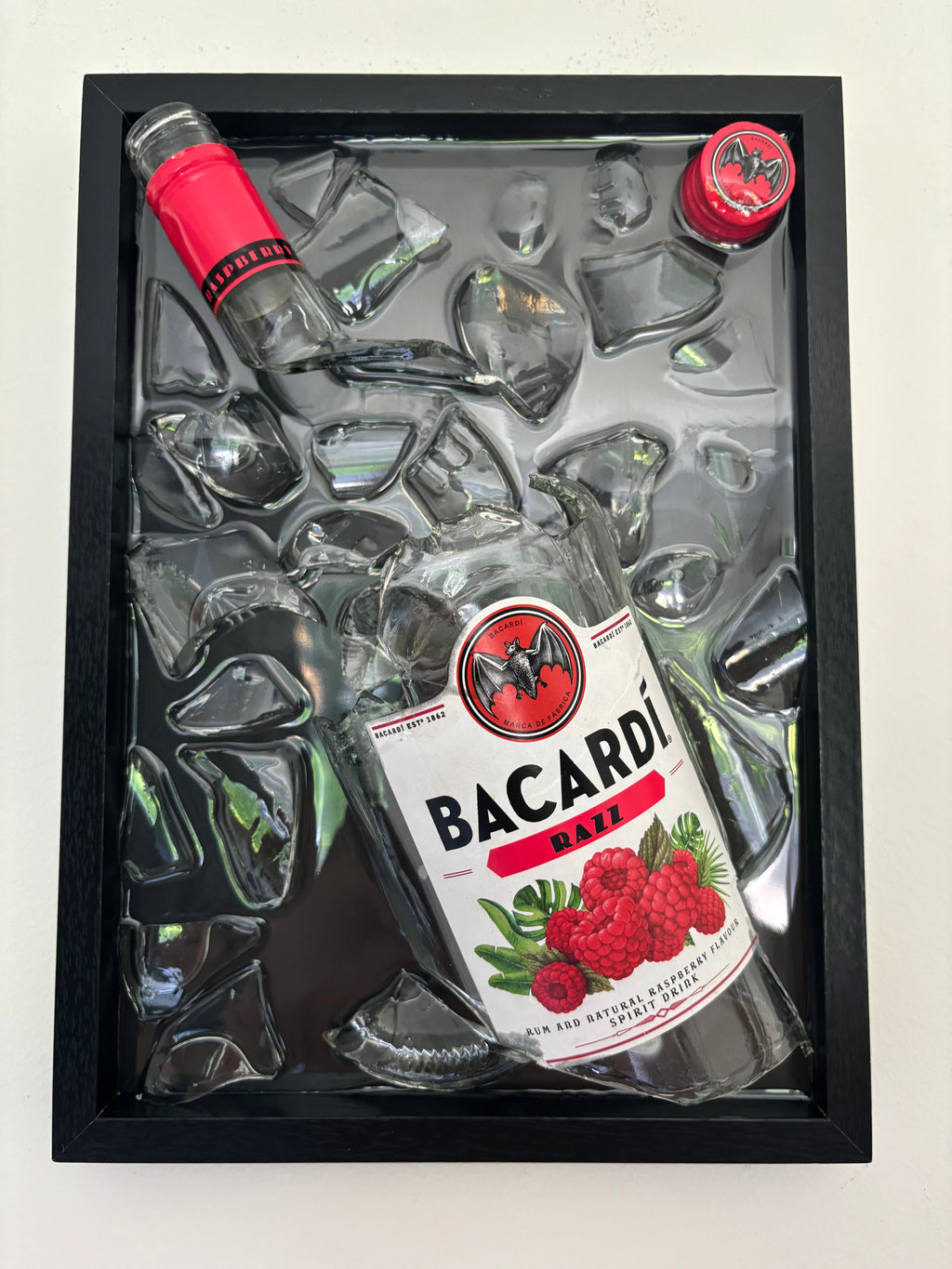 Kunst mit zerbrochenen Flaschen, Bacardi Razz