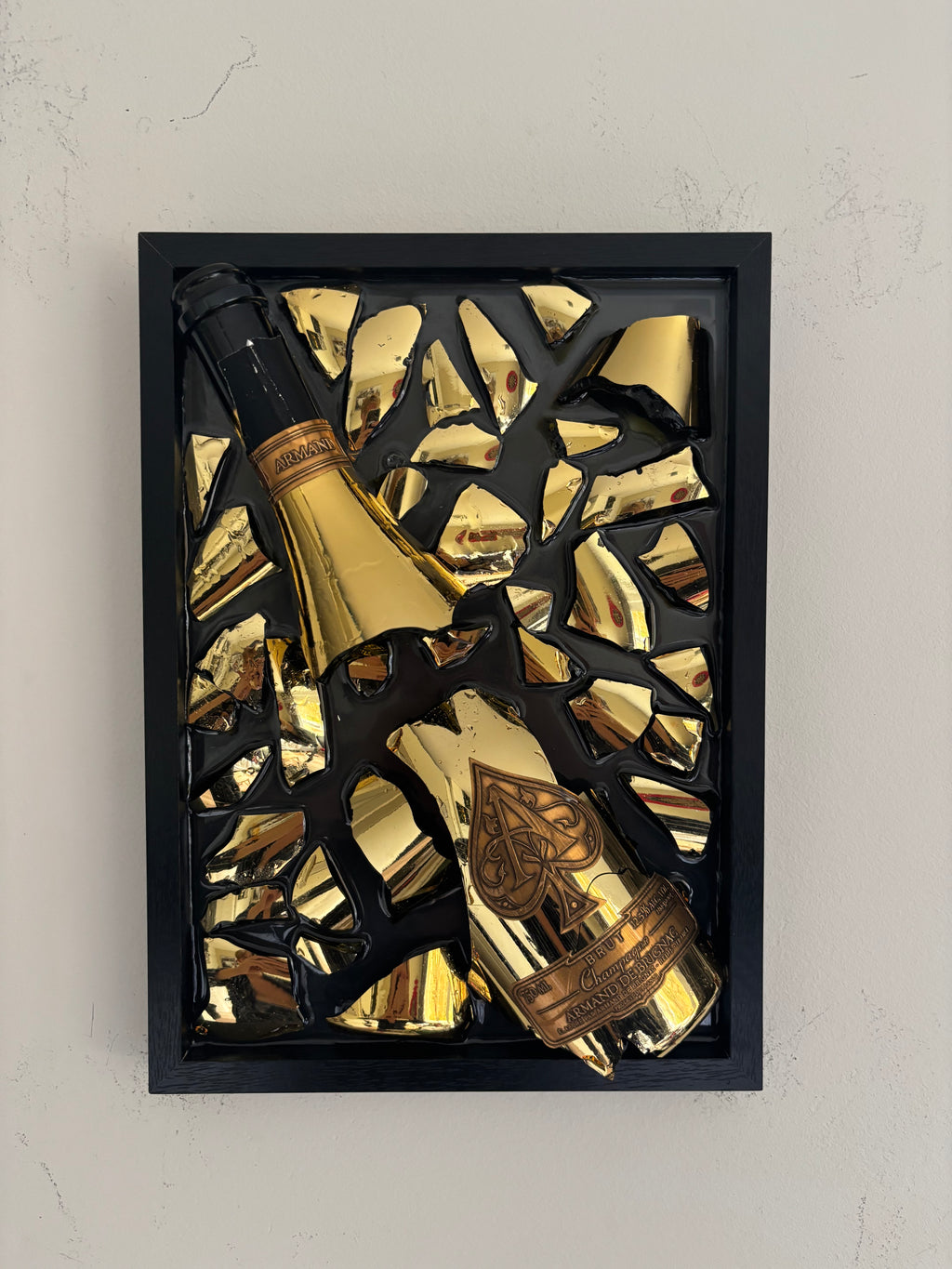 Kunst aus zerbrochenen Flaschen, Armand De Brignac