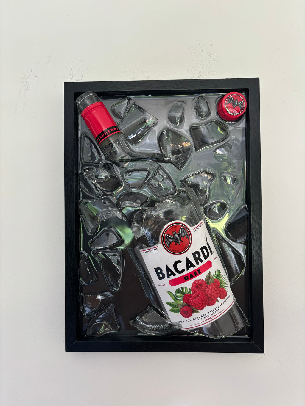 Kunst mit zerbrochenen Flaschen, Bacardi Razz