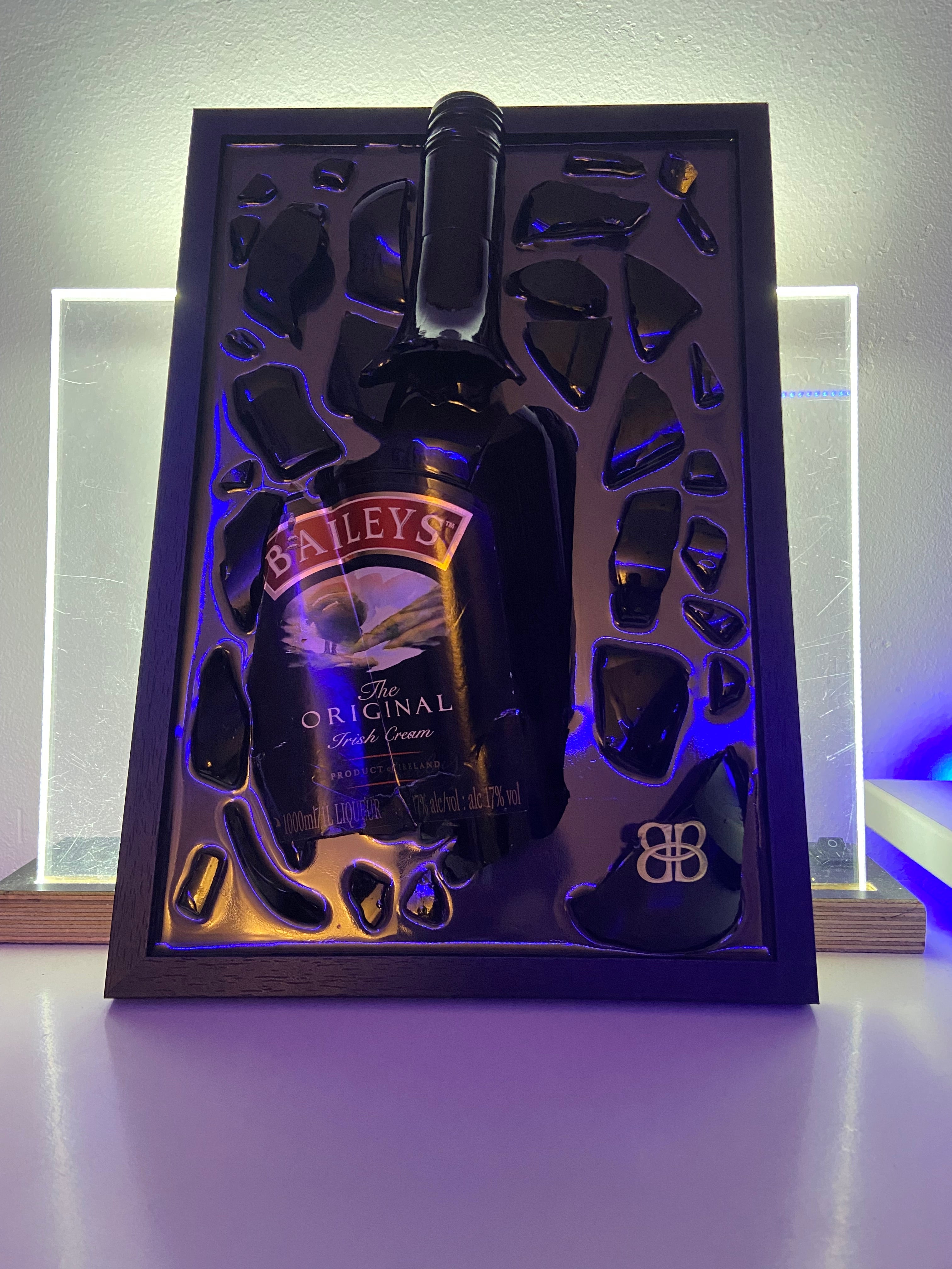 Kunst mit zerbrochenen Flaschen, Baileys